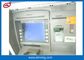 A segurança recondiciona o dinheiro da máquina do banco do Ncr 5887 ATM para fora datilografa a multi função